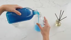 Bespaar geld door goed te doseren – hoeveel afwasmiddel en wasmiddel je écht nodig hebt